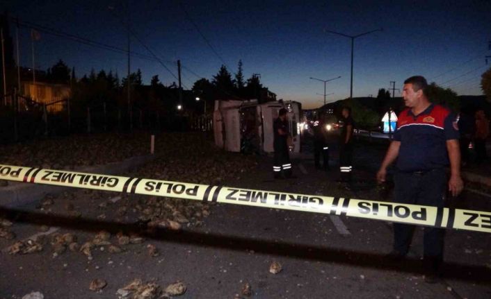 Burdur’da kontrolden çıkan pancar yüklü tır devrildi:1 yaralı