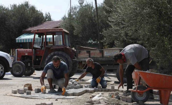 Burhaniye’de 7 ayrı noktada eş zamanlı yol bakım çalışması