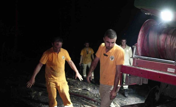 Bursa’da çıkan yangına gece saatlerinde müdahale sürüyor