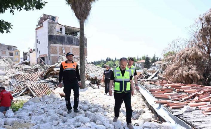 Büyük depremde yıkılan 752 yıllık Ulu Cami’nin enkazı temizleniyor