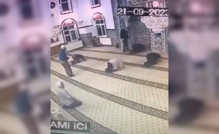 Camiye ayakkabısıyla girip imamın yanına gitti, camiden kaçarak çıktı