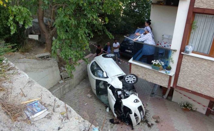 Çekmeköy’de otomobilin apartman boşluğuna düştüğü kaza kamerada