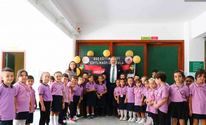Çiftlikköy Belediyesi’nden öğrencilere eğitim seti hediyesi