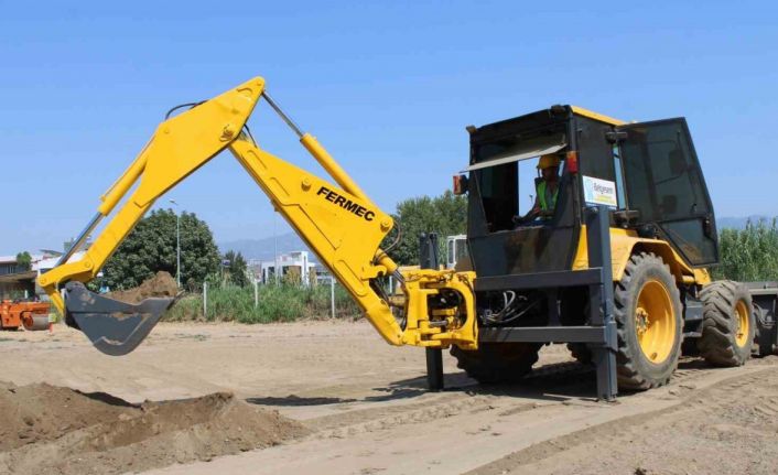 Çocukluk hayali olan kepçe operatörlüğünü gerçeğe dönüştürdü