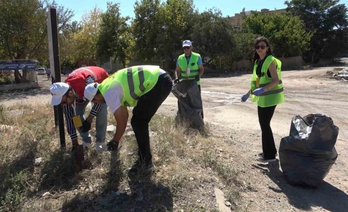 Çöp toplayıp, çevre temizliğine dikkat çektiler