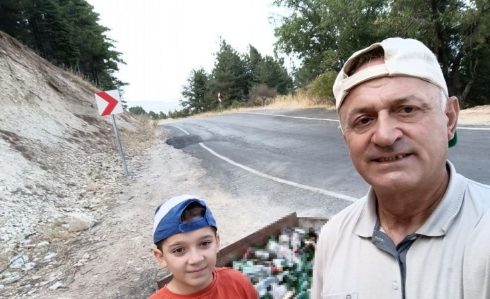 Dağ yolu ve etrafına atılan alkol şişelerini topladılar