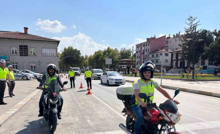 Denetlenen motosikletlilere reflektif yelek hediye edildi