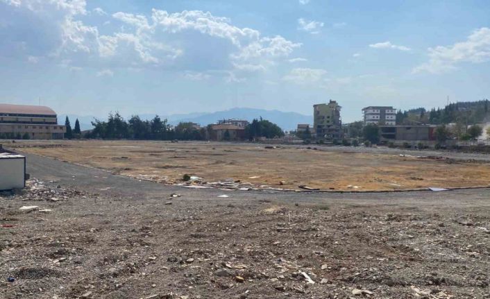 Depremden önce futbol sahası, şimdi ise boş bir arazi