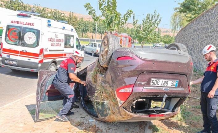 Devrilen araçtaki 2 kişi yaralandı