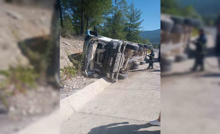 Devrilen hafriyat kamyonunun sürücüsü yaralandı