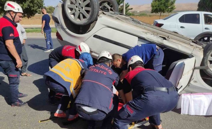 Devrilen otomobilin sürücüsü yaralandı