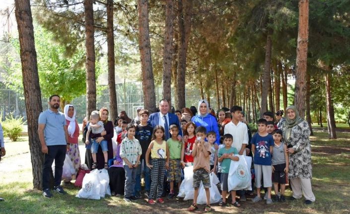 Diyarbakır’da 22 aile ve 60 çocuğa giysi desteği sağlandı