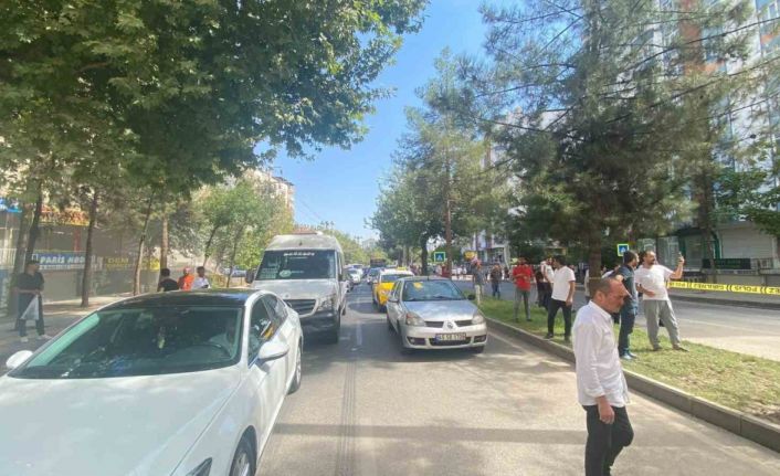 Diyarbakır’da çöken binadan oluşan toz bulutu araç trafiği oluşturdu