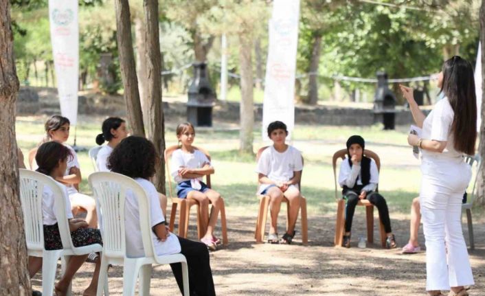 Diyarbakırlı çocuklara kitap okumanın önemi anlatıldı