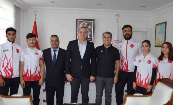 Dünya kupasına gidecek sporculardan Kaymakam Demir’e ziyaret