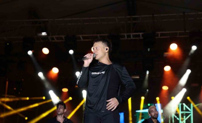 Edis Ataşehir’de hayranlarına unutulmaz bir gece yaşattı