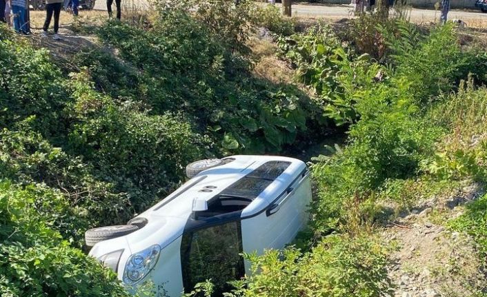 El freni çekilmeyen araç dereye düştü