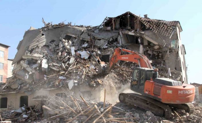 Elazığ’da ağır hasarlı binaların yıkımı devam ediyor