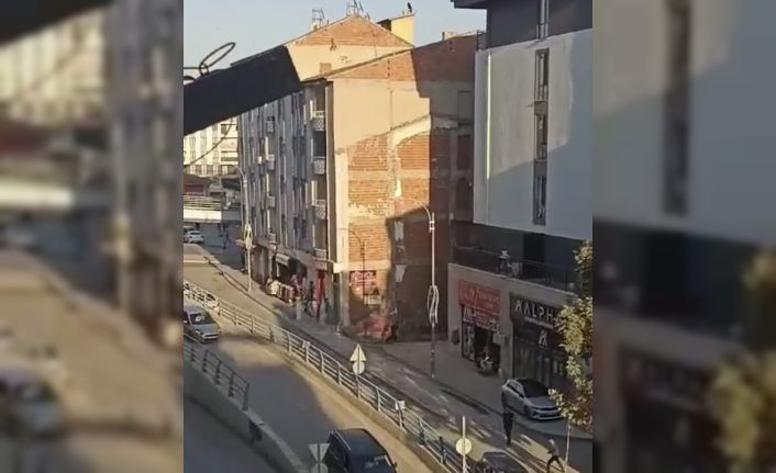 Elazığ’da cadde ortasında silahlı kavga kamerada