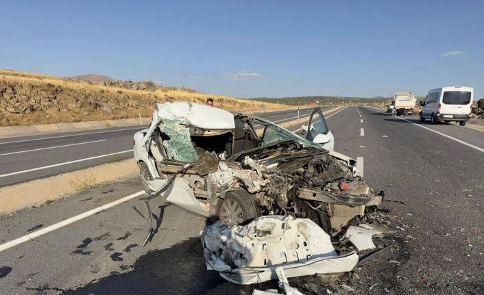 Elazığ’da kamyonla çarpışan otomobil hurdaya döndü: 1 ölü, 1 yaralı