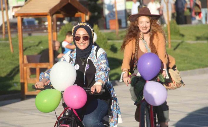 Elazığ’da "Süslü Kadınlar" pedal çevirdi