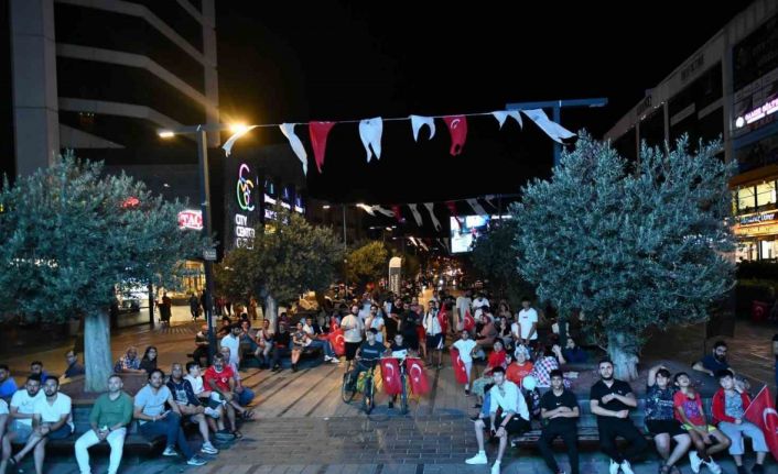 Esenyurtlular Türkiye-Sırbistan maçını dev ekranda izledi