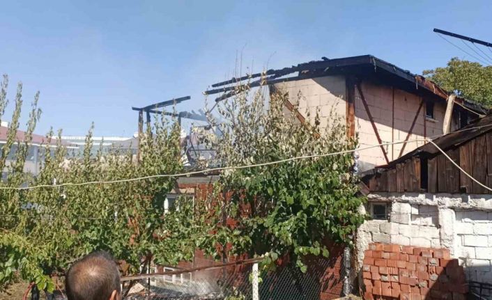 Eşi ve kayınvalidesi ile tartışan kadın evi ateşe verdi