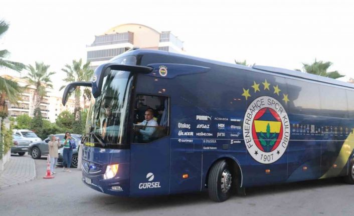 Fenerbahçe, Alanya’da meşale ve çiçeklerle karşılandı