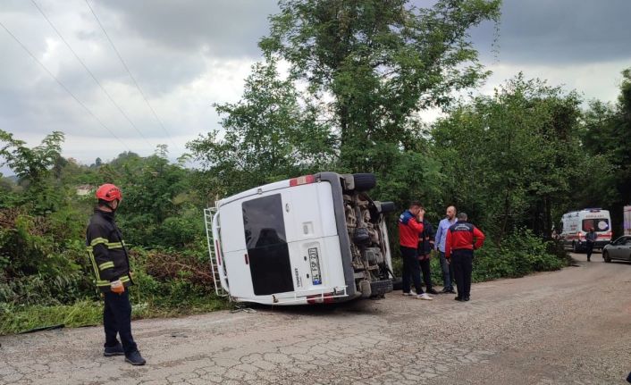 Fındık işçilerini taşıyan minibüs devrildi: 6 yaralı