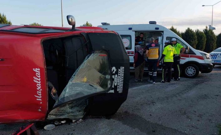 Fındık işçilerini taşıyan minibüs takla attı: 15 yaralı