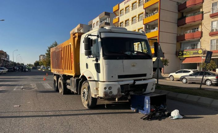 Freni boşalan kamyon araçların arasına daldı