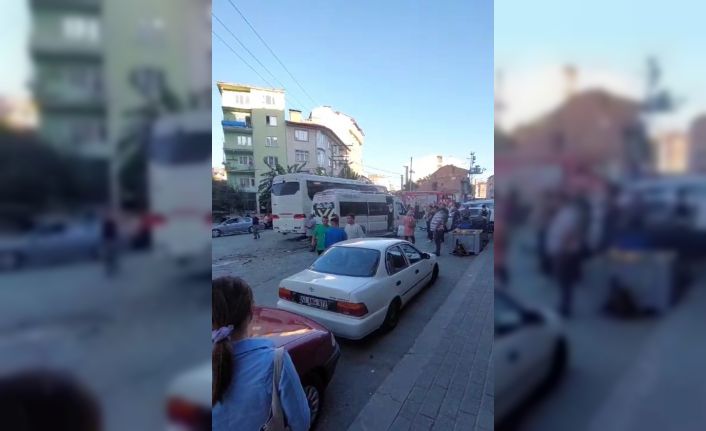 Freni boşalan otobüs park halindeki 4 araca çarptı: 2 yaralı