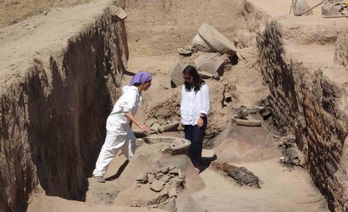 Garibin Tepe’deki kazılarda 2 bin 700 yıllık pithoslar bulundu