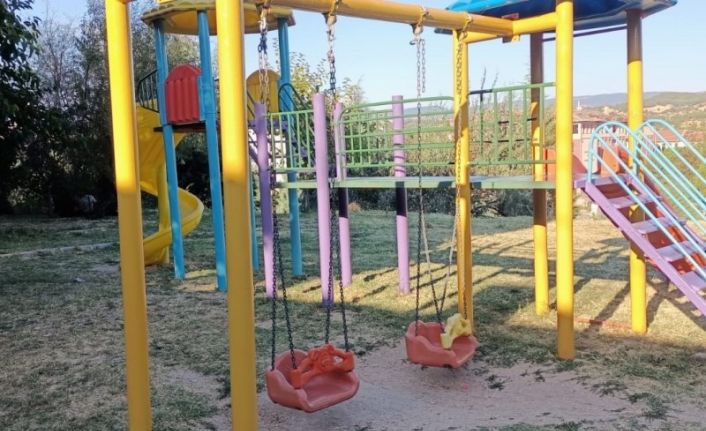 Gediz’de park ve yeşil alanların bakım onarımı yapılıyor