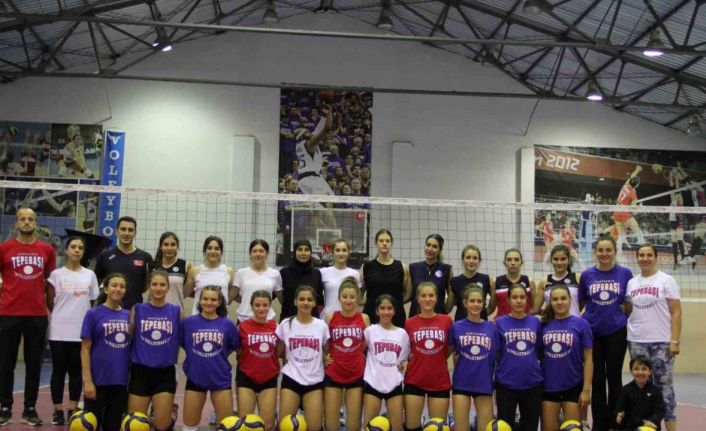 Genç voleybolcular, Filenin Sultanları’nı örnek alıyor