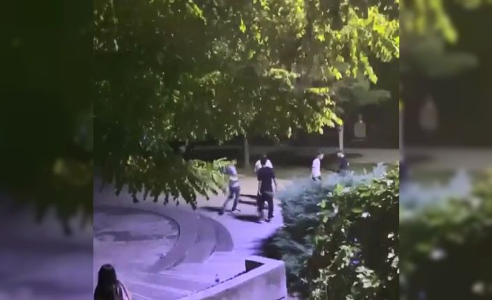 Gençlerin kavgasında tekme ve yumruklar havada uçuştu