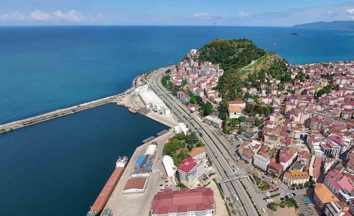 Giresun’da yamaç paraşütçüsü fındık harmanına zorunlu iniş yaptı