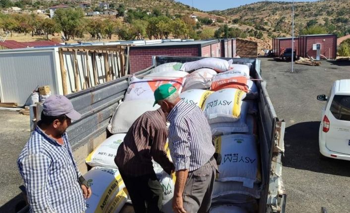 Gölbaşı’nda çiftçilere yem dağıtıldı