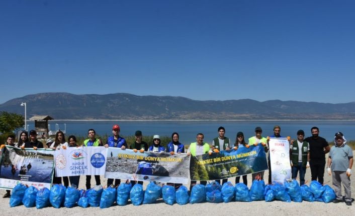 Gönüllü gençler Burdur Gölü kenarında temizlik yaptılar