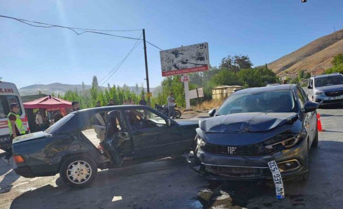 Gürün’de otomobiller çarpıştı: 4 yaralı