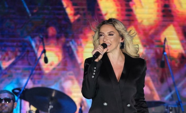 Hadise’den Menemen’de muhteşem konser