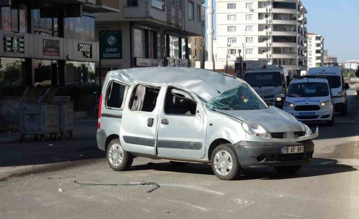 Hafif ticari araç kazada hurdaya döndü: 2 yaralı