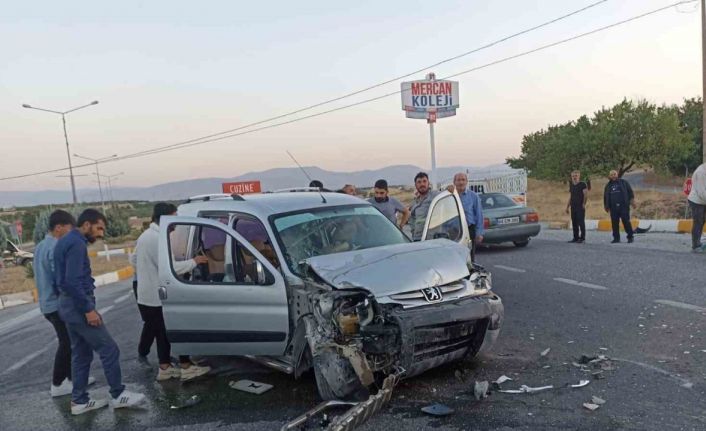 Hafif ticari araçla otomobil çarpıştı: 5 yaralı