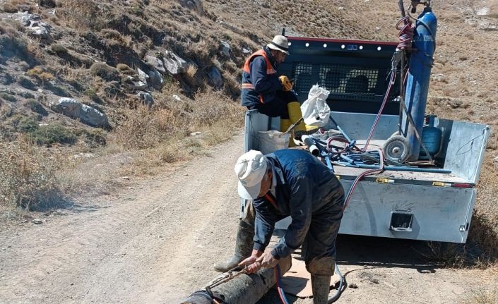 Hakkari 3 bin 500 rakımda arızalan isale hattı onarıldı