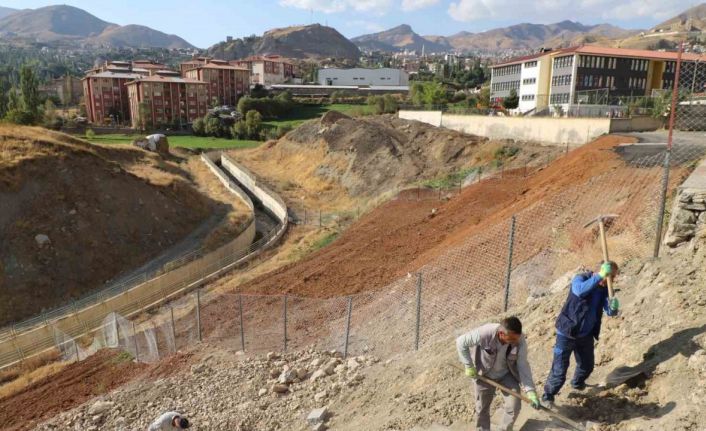 Hakkari Belediyesi patika yola merdiven yaptı