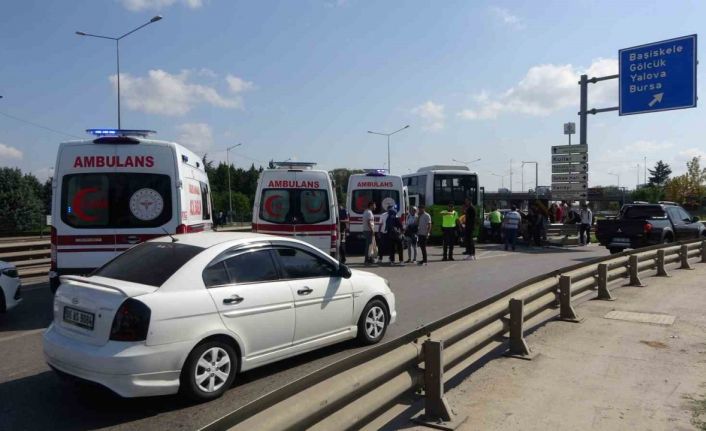 Halk otobüsüyle otomobil çarpıştı, 3 yolcu yaralandı