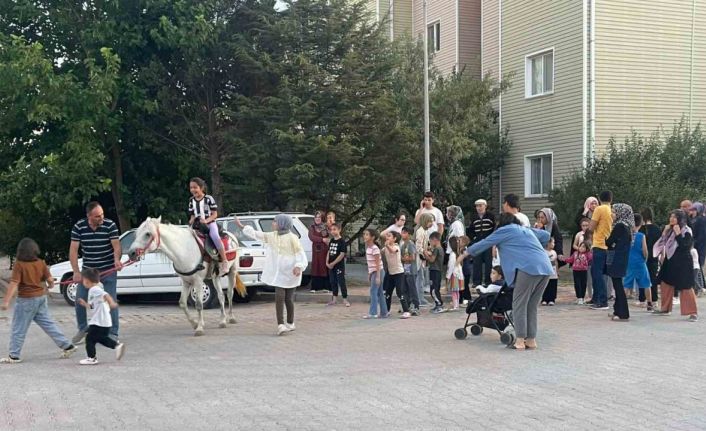 Hisarcık’ta çocukların at sevgisi