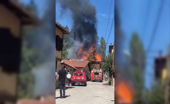 İki katlı ev alevlere teslim oldu