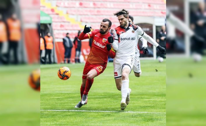 İlhan Parlak futbolu bıraktı