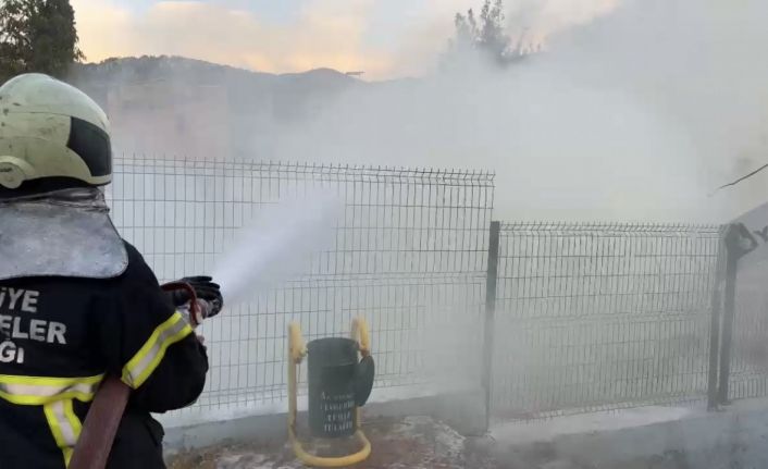 İnşaatın içindeki saman balyaları kül oldu